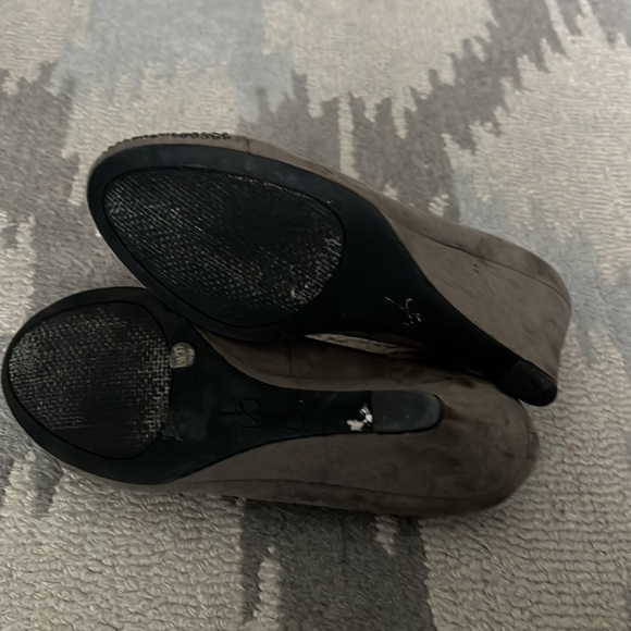 Jessica Simpson gray sparkle front with bows suede slip on heels size 7 - Picture 6 of 7